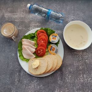 Dieta podstawowa  Kasza manna z jabłkiem prażonym Chleb mieszany pszenno-żytni Masło extra Kawa zbożowa z mlekiem Miód  Pomidor Woda mineralna  Szynkowa dębowa drobiowa kiełbasa grubo rozdrobniona  Sałata lodowa 
